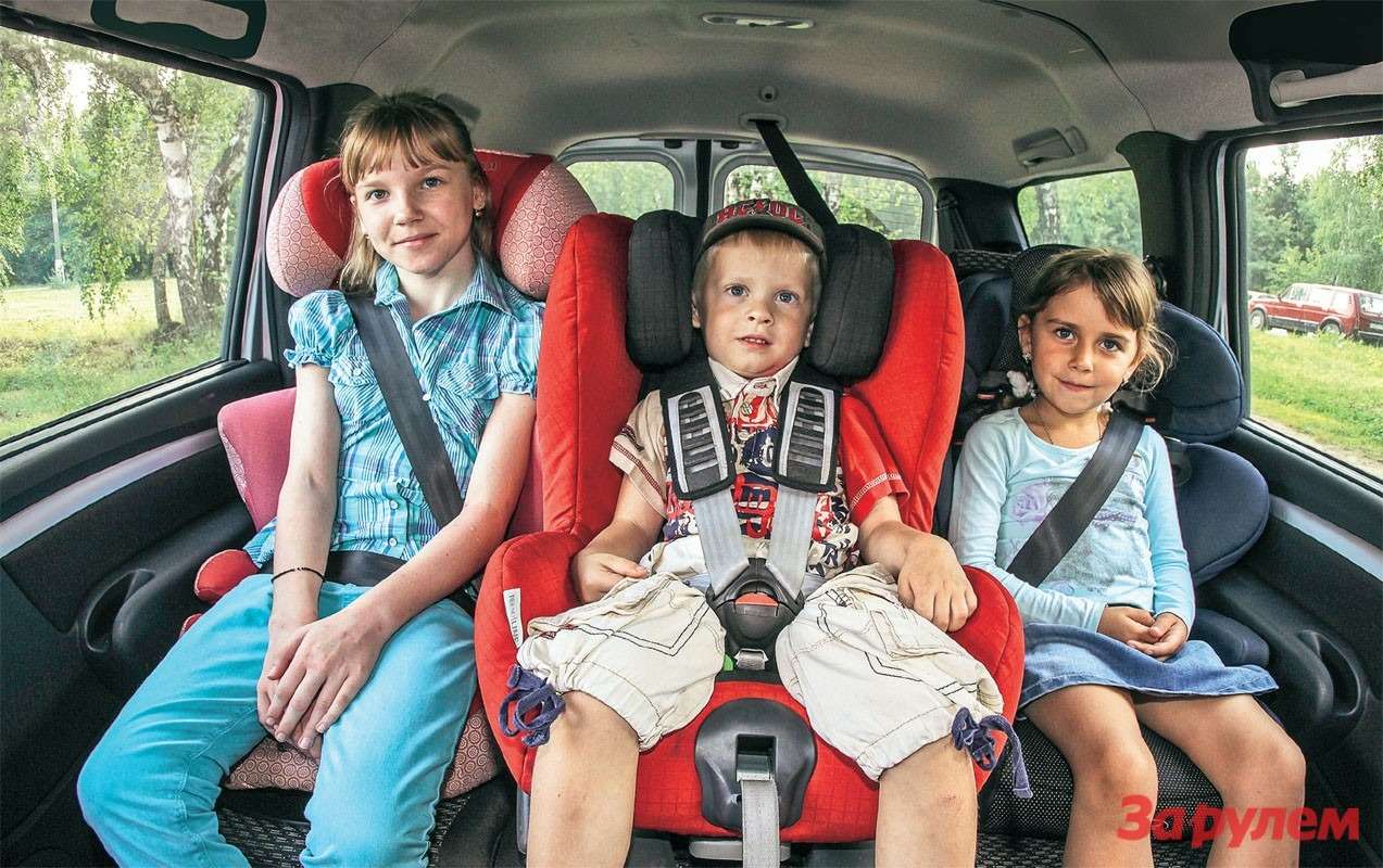 Ребенок без ремня безопасности. Перевозка детей в автомобиле. Три ребенка на заднем сидении. Автомобиль для детей. Удерживающее устройство для детей в автомобиле.