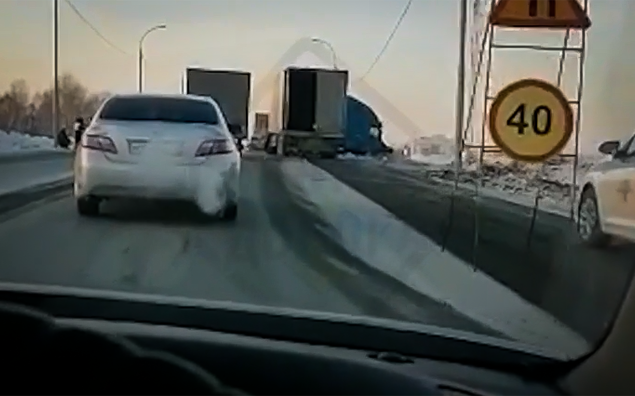 Не поделили дорогу: одна фура столкнула другую в кювет (видео)