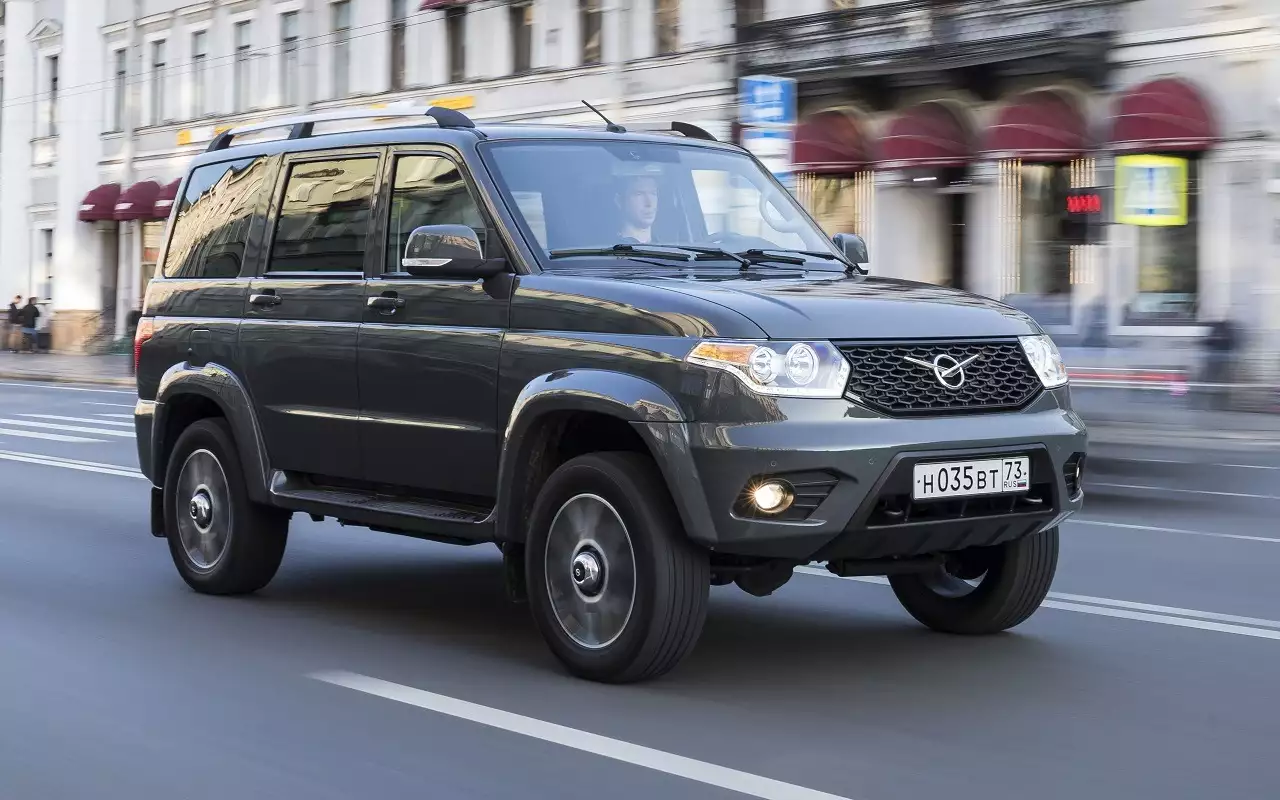 Цены пятилетних УАЗов Патриотов лежат в широком диапазоне от 1 до 2,5 млн рублей. После 2016 года, помимо базовой, выпустили много лимитированных версий: Экспедиционный, Премиум, Edition 1 и других. Как правило, они богаче оснащены и тщательнее собраны, но при этом дороже.