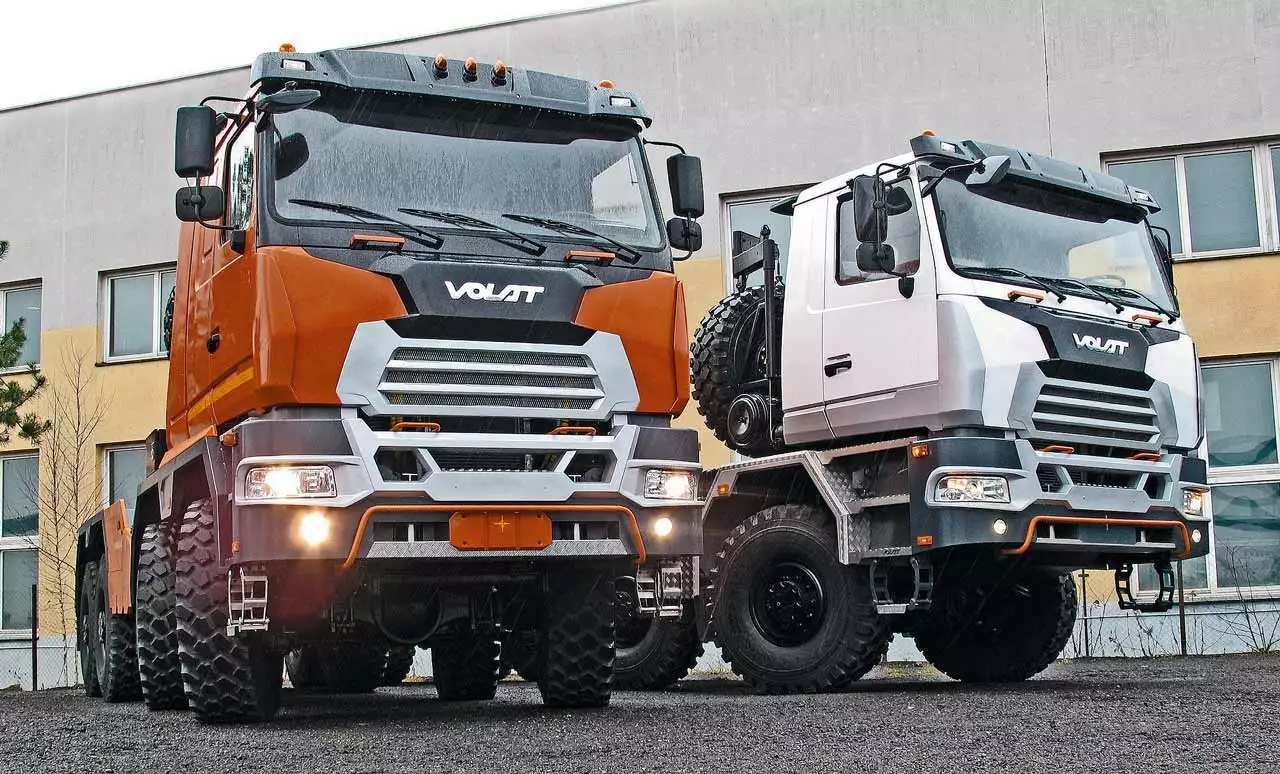 Оранжевый седельный тягач – это МЗКТ-75044, белый МЗКТ-750004 – многоцелевое шасси