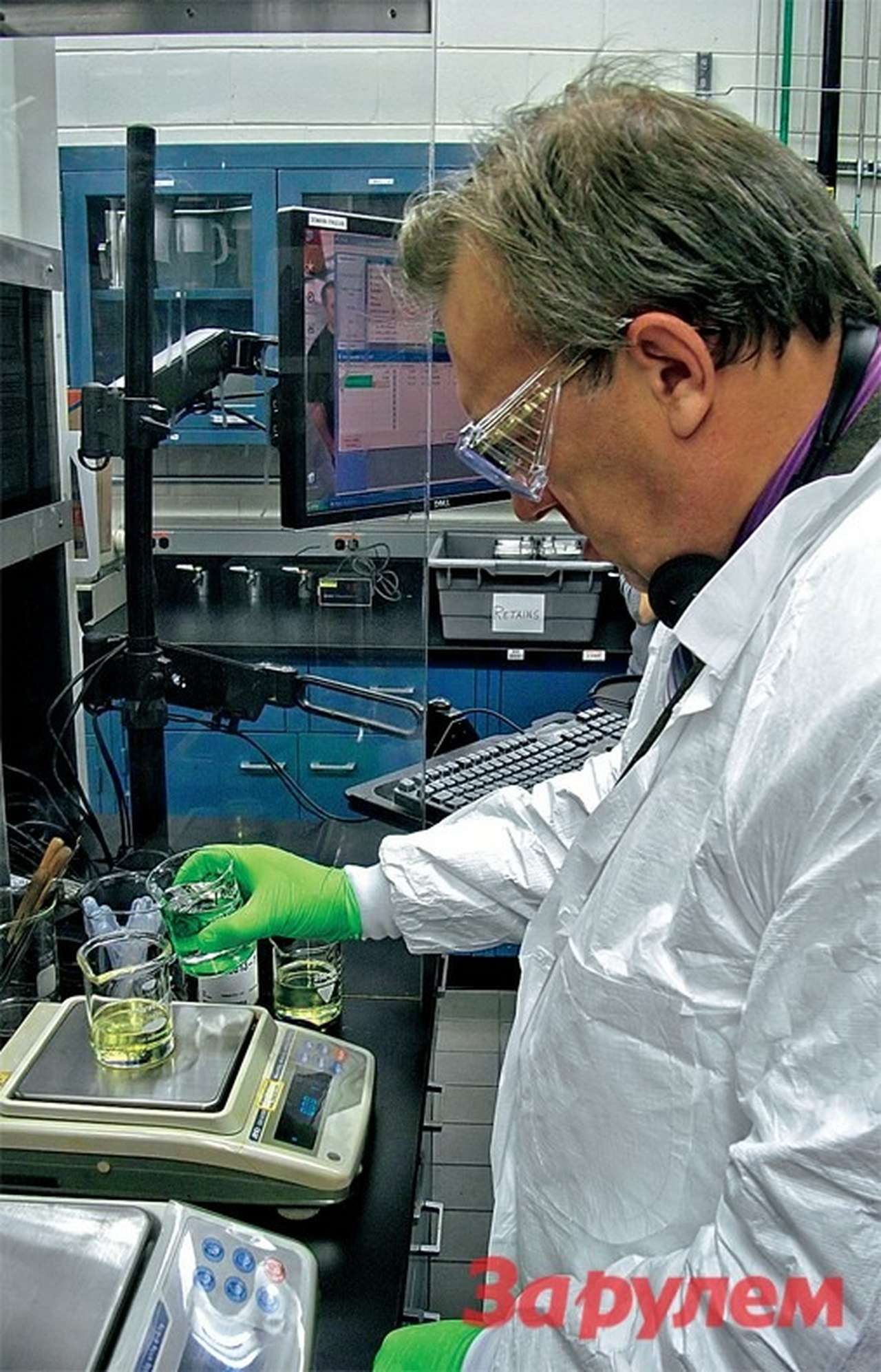 На шее наушники, на носу специальные очки, на руках противные перчатки… Про пудовые калоши и говорить не хочется. Но без всего этого к самостоятельному приготовлению масла меня не допустили бы.