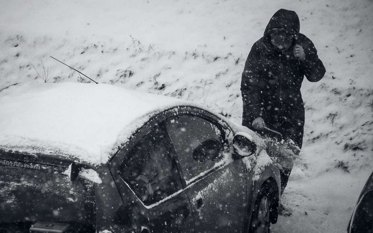 Эти способы помогут водителям освободить лобовое стекло от ледяной корки