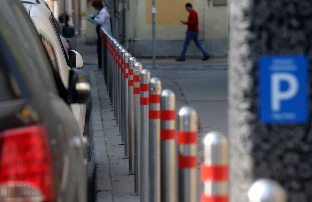 Власти Москвы не собираются запрещать парковку во дворах