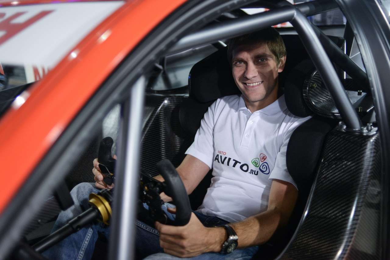 На стенде выставлен и автомобиль DTM Mercedes AMG C-Coupé, на котором Виталий Петров выступает в DTM.