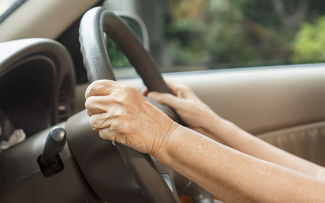 В России нашлась женщина-водитель с безаварийным стажем в 45 лет. ГИБДД ее поздравила