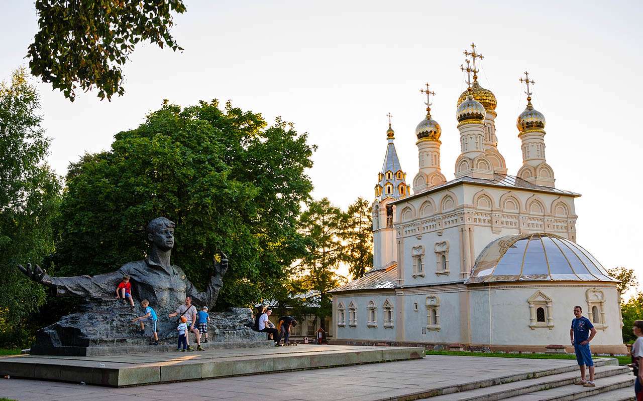 В самом конце набережной возвышается стройная церковь Спаса Преображения – яркий пример так называемой «посадской архитектуры», характерной для Рязани. Построенный на самом краю обрыва над излучиной реки Трубеж храм в народе называют «Спасом на Яру». Рядом – памятник Сергею Есенину, установленный на 80-летие со дня рождения поэта. Место выбрано неслучайно: скульптору А. Кибальникову очень понравился вид на Кремль, открывающийся отсюда. Словно вырастающая из земли фигура подчеркивает связь Есенина с родным краем.