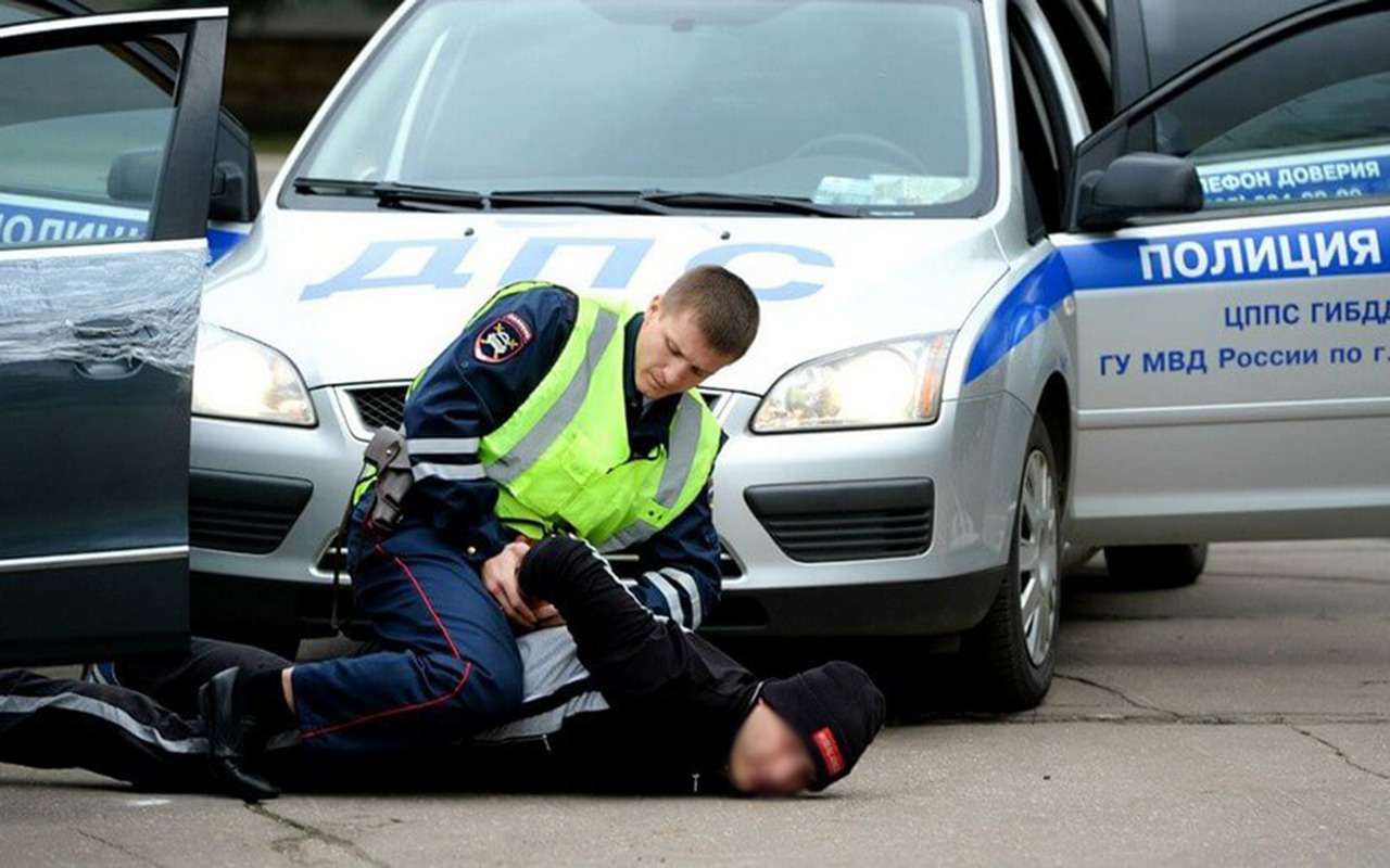 Если водитель отказывается выполнять законные требования сотрудника ГИБДД и ведет себя агрессивно, инспектор имеет право применить силу и даже оружие.