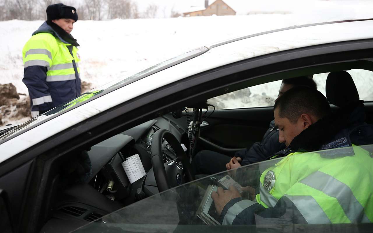 Остановил инспектор на своей машине. Так разве можно?