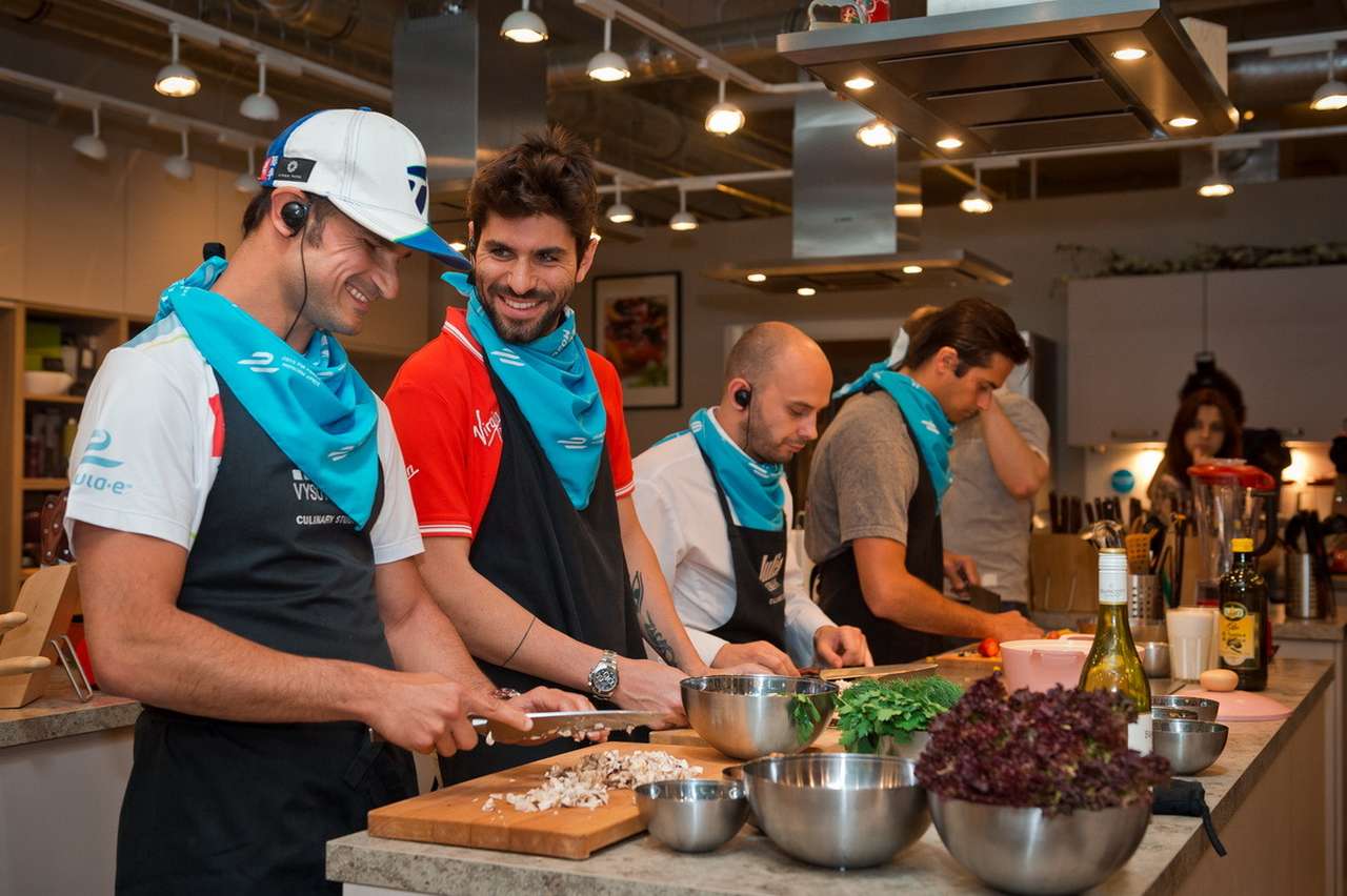 Во время мастер-класса Нельсон Пике рассказал, что предпочитает суши, а Витантонио Льюцци признался, что редко встает к плите, хотя и знаком с ресторанным бизнесом: «У меня есть свои рестораны, но я не готовлю».