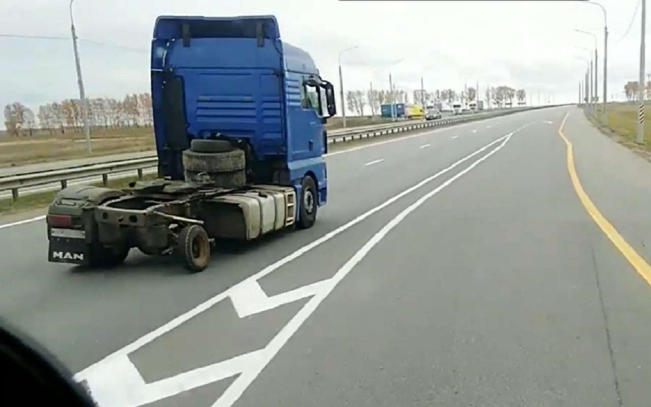 Такую страну не победить: тягач на запаске от легковушки (видео)