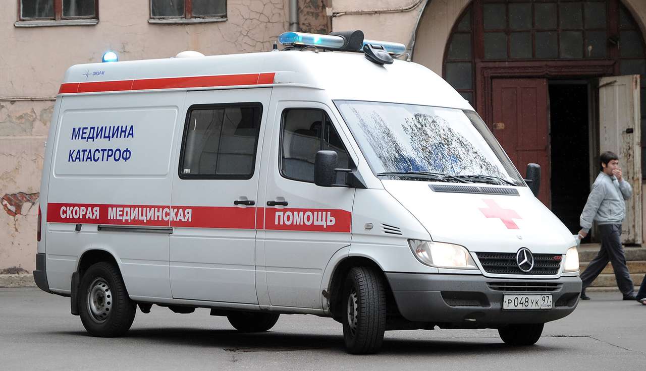 Камеры в Москве засняли, как отлетевшее от грузовика колесо сбило пешехода