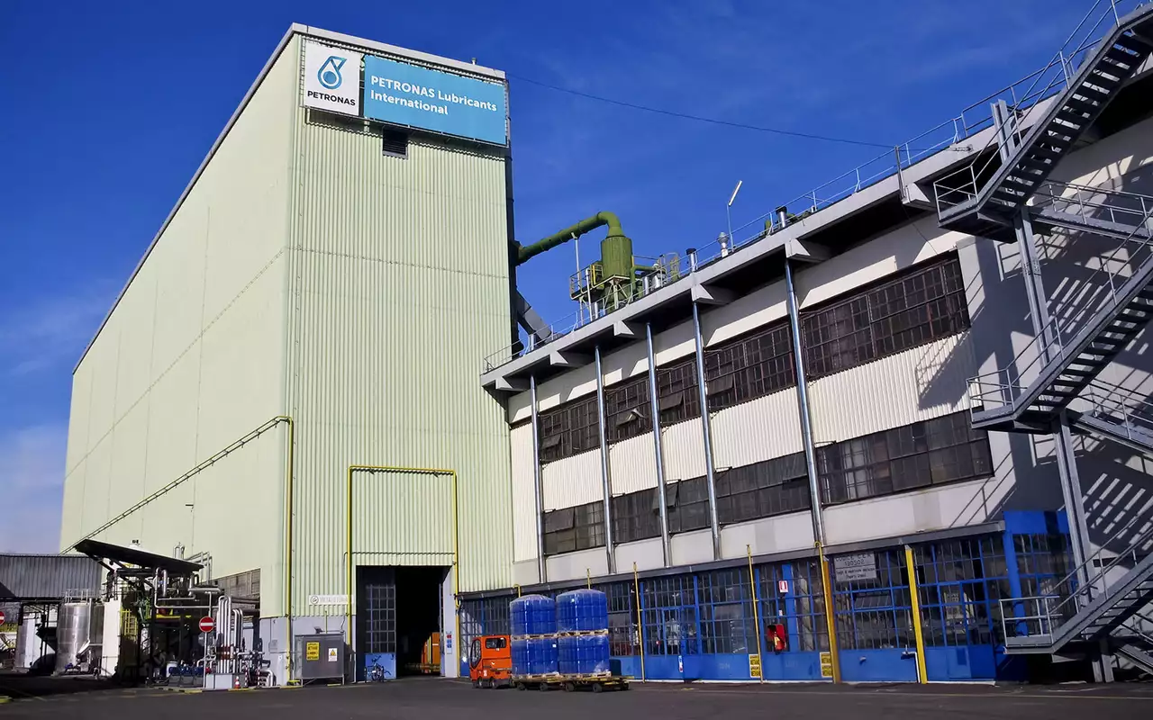 Для болидов и Логанов: моторные масла Petronas