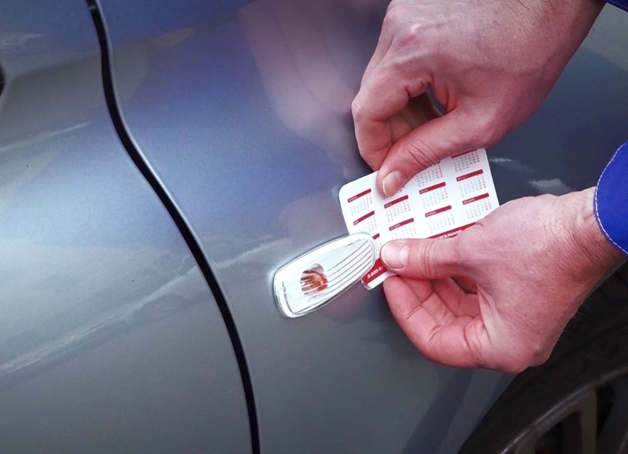 Меняем лампу поворотника при помощи календарика