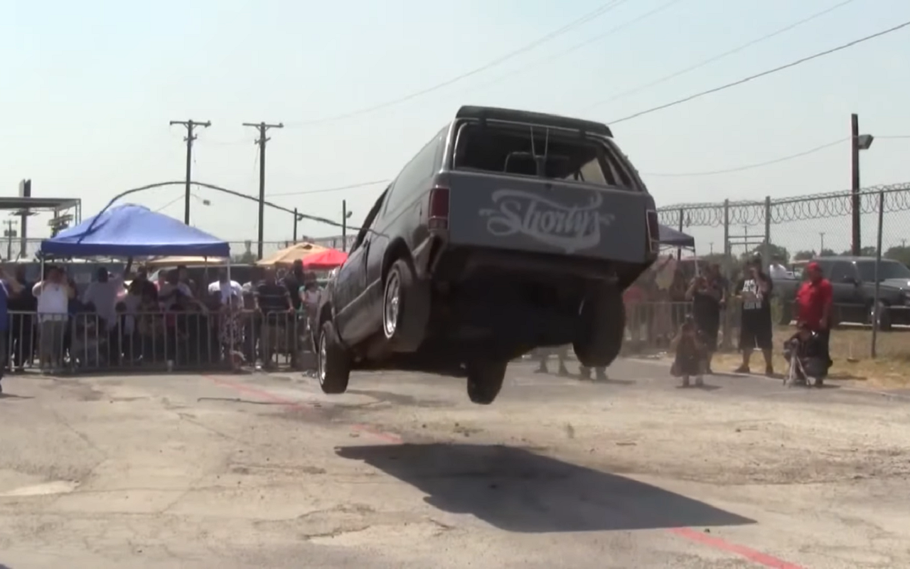 Лоурайдеры: машины, способные на безумные прыжки (видео)