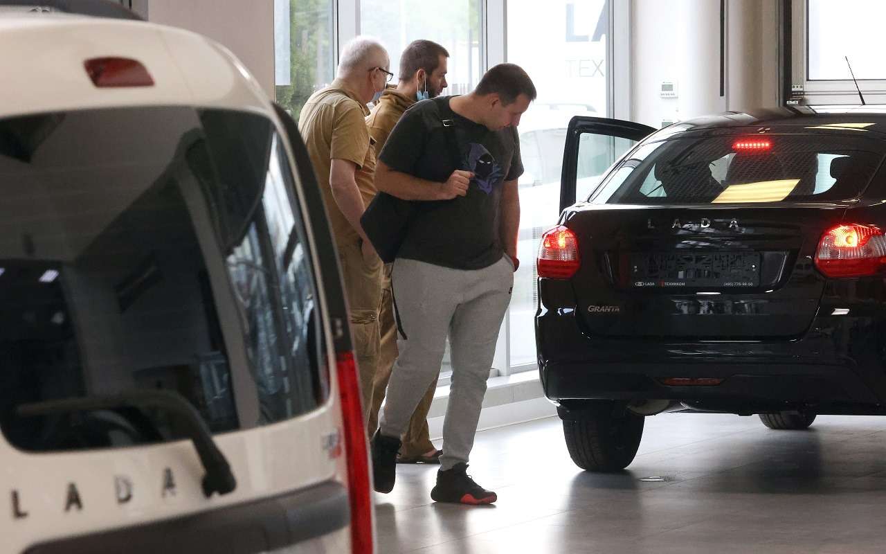 АВТОВАЗ отложил введение обязательных допов