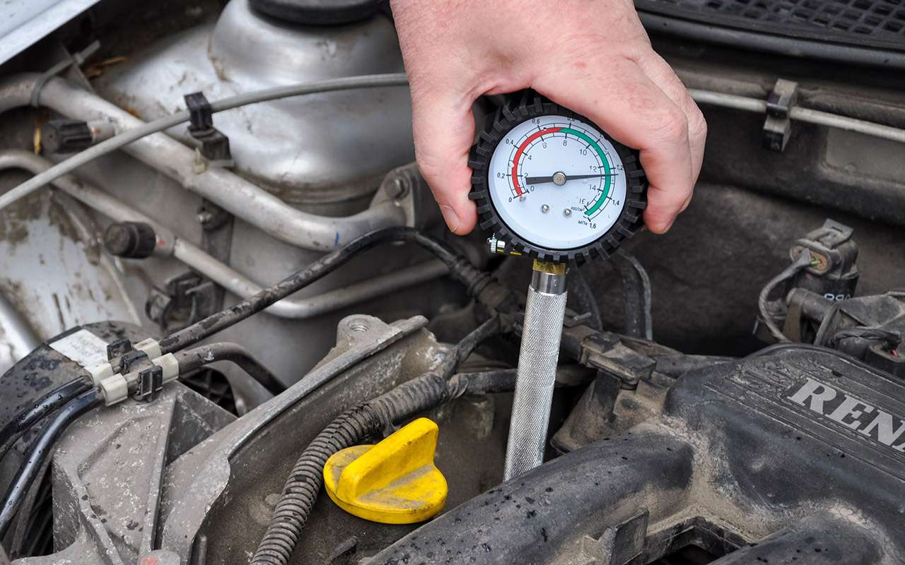 Компрессометр нужно плотно прижимать к свечному отверстию на протяжении всего замера. При хорошем состоянии батареи и стартера обычно достаточно пяти-шести тактов сжатия в исследуемом цилиндре. Прекращаем проворачивать двигатель стартером, когда показания манометра перестанут увеличиваться.