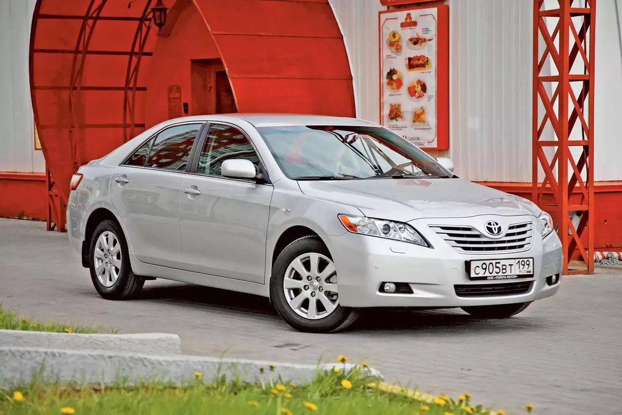 Toyota Camry V40: невеста по расчету