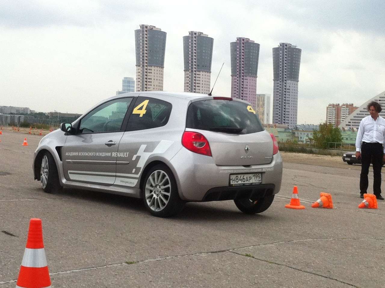 Минимальный «вступительный взнос» в академию - 2 500 рублей за двухчасовое занятие