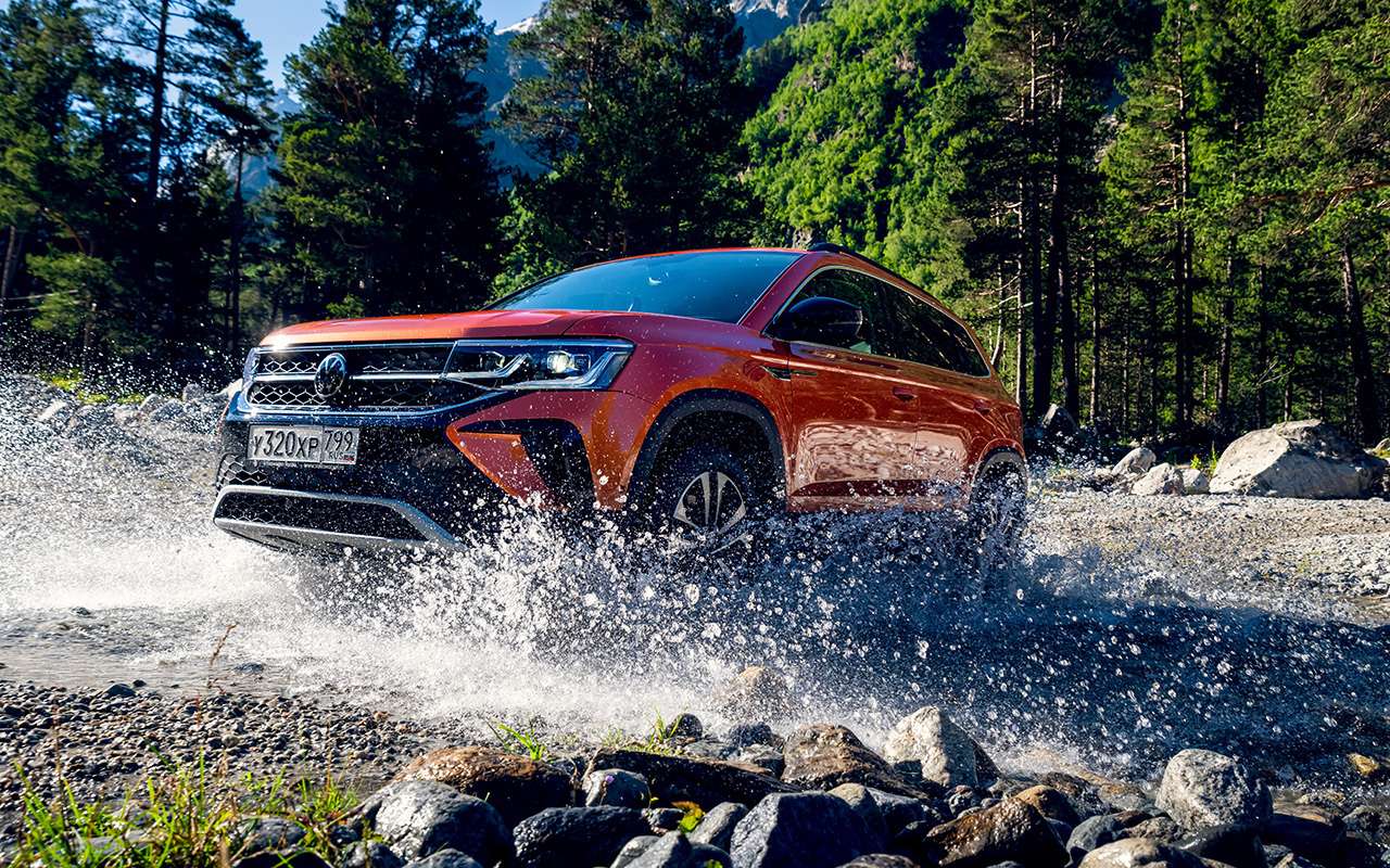 Volkswagen Taos 1.4 TSI 4×4. Цена в России от 1 626 900 ₽. За доплату рефлекторные LED-фары заменят на линзованные адаптивные (на фото), со светящейся полосой на всю решетку радиатора и ходовыми огнями в стиле BMW. За автокорректор и функцию поворота пучков спасибо, но хотелось бы еще омыватель и противотуманки. Ближний свет яркий, но светит под нос: ехать некомфортно. Дальний отличный и умеет включаться-выключаться автоматически.
