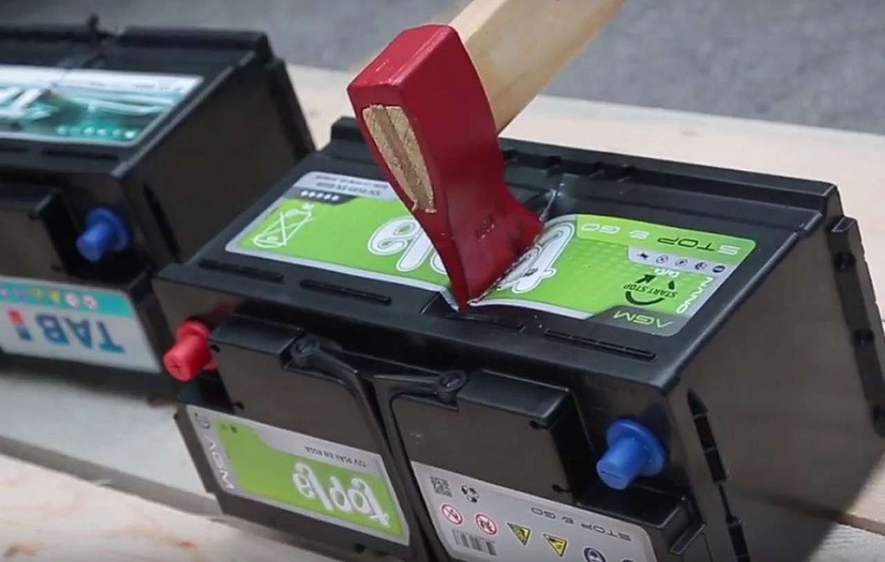 Может ли разрубленный пополам аккумулятор завести мотор?