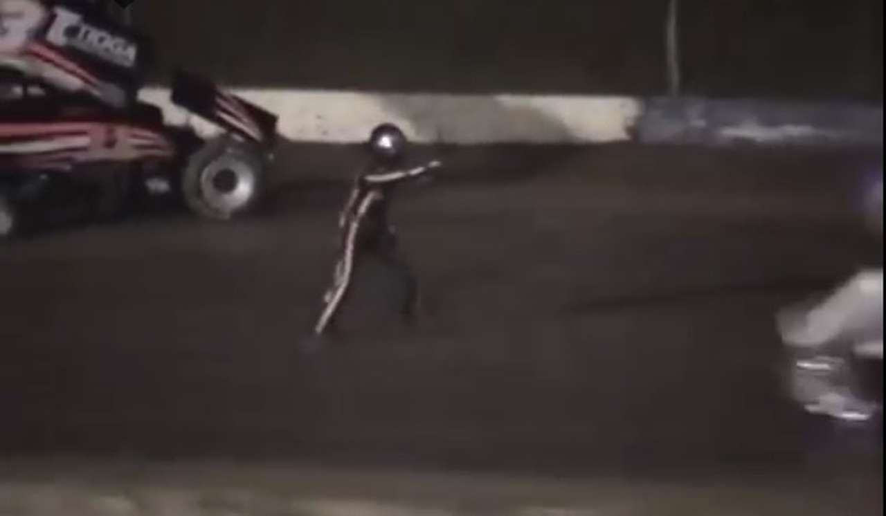 На заезде спринт-каров NASCAR гонщик насмерть сбил соперника (ВИДЕО)