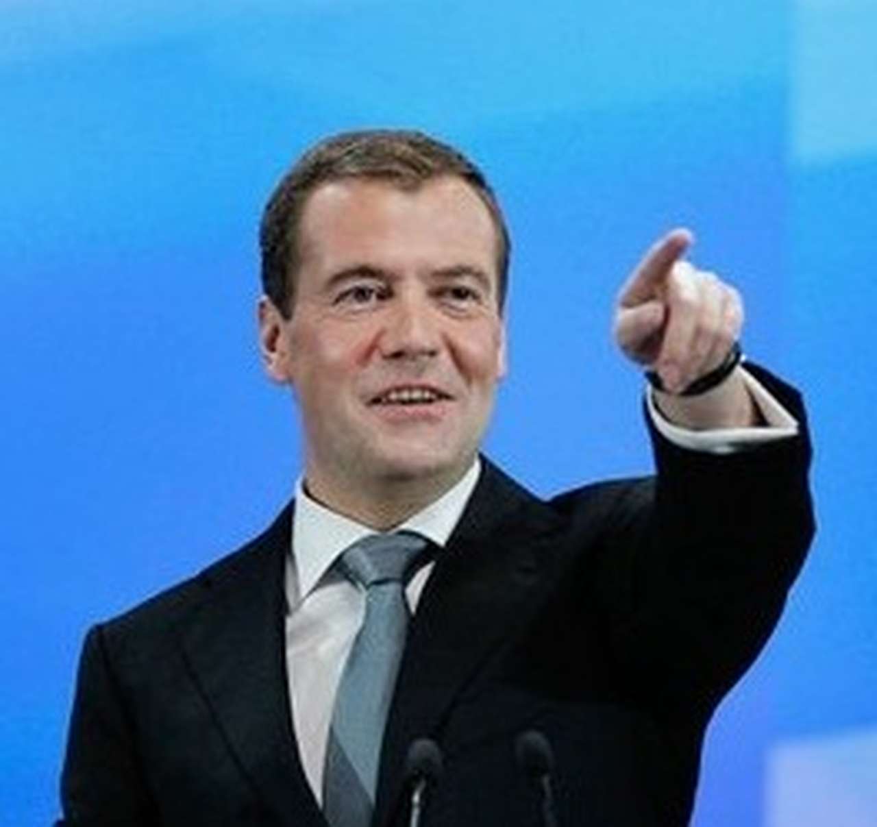 Медведев: рост цен на бензин отражает объективные тенденции