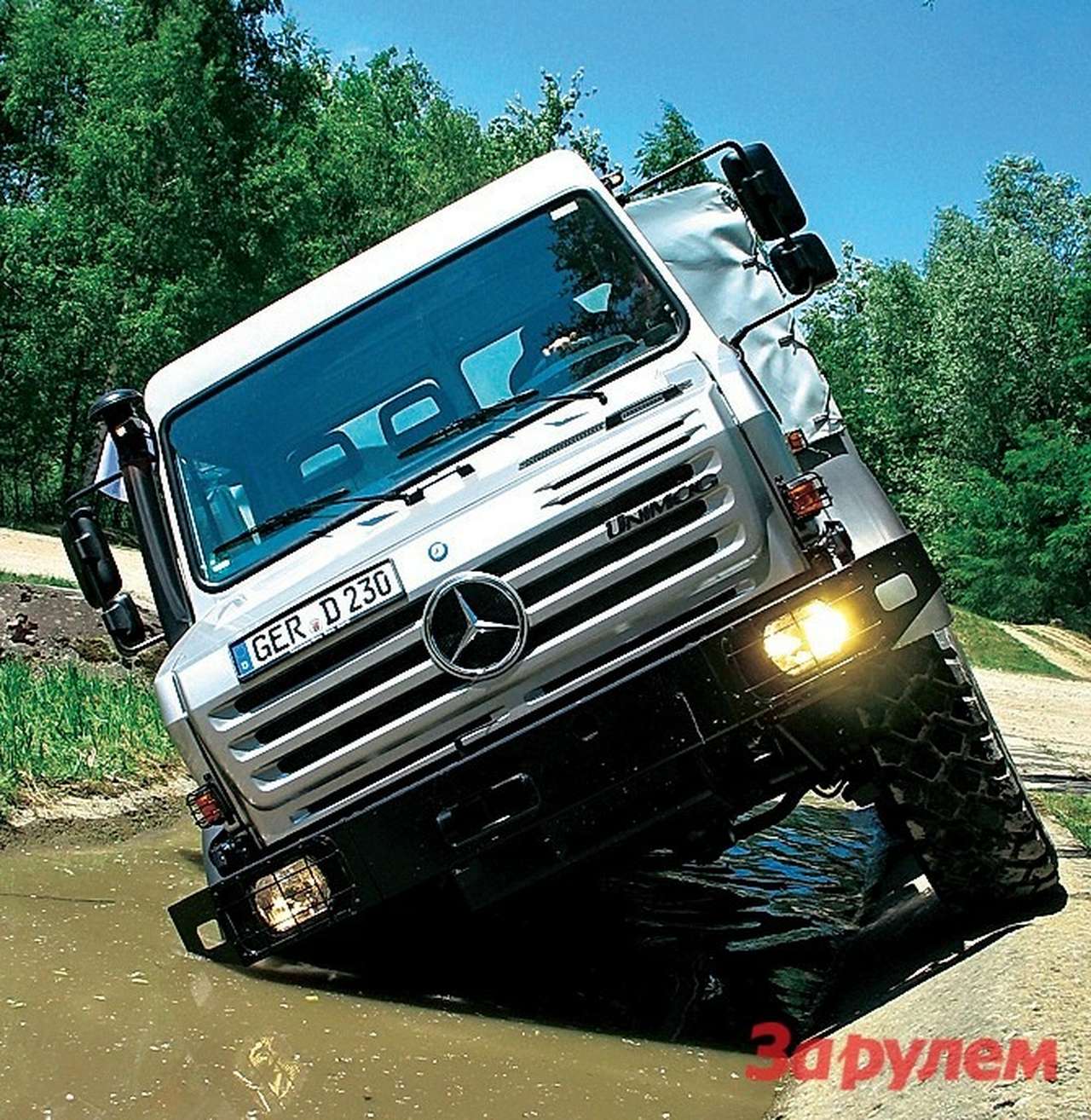 Модель U4000, рассчитанная на экстремальное бездорожье, уверенно двигается при боковом крене 38º.