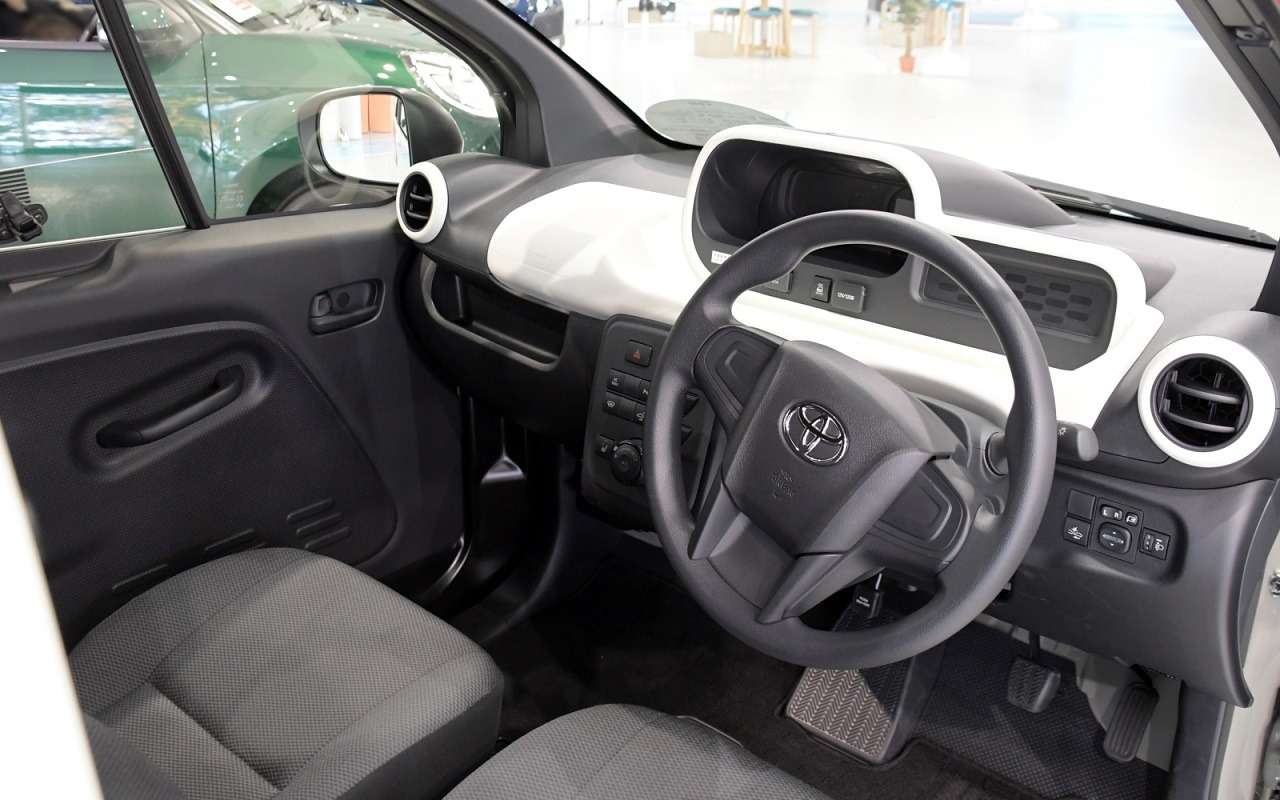 Интерьер Toyota C+pod