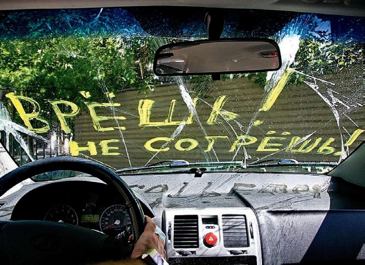 Опрос ЗР: Как часто нужно менять дворники на автомобиле