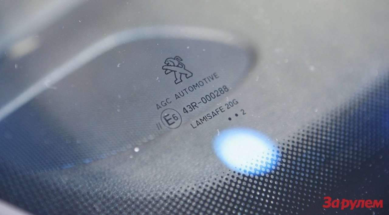 Это стекло для Peugeot, изготовитель обозначен.