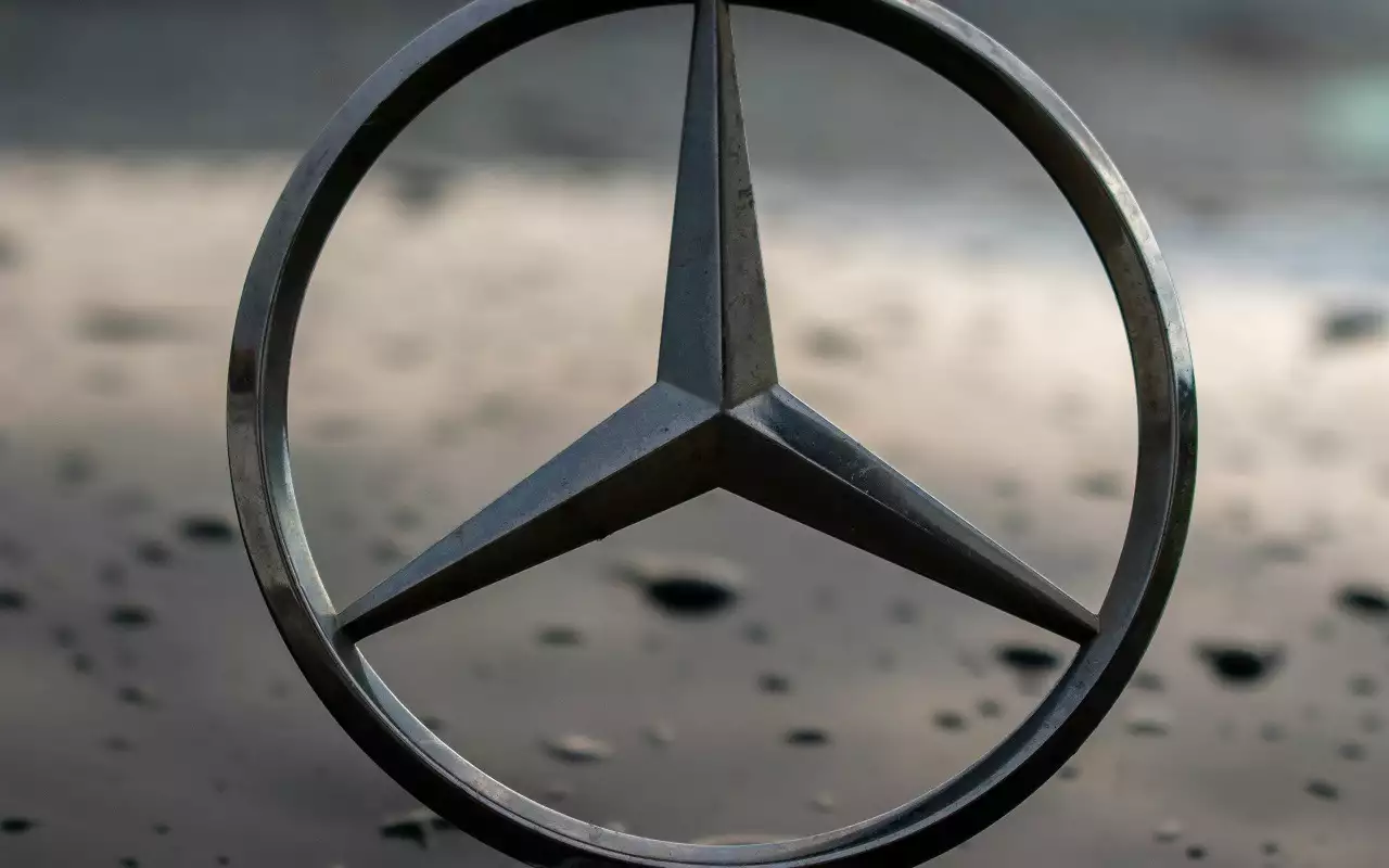 Mercedes пригрозил закрыть завод, если персонал откажется перерабатывать