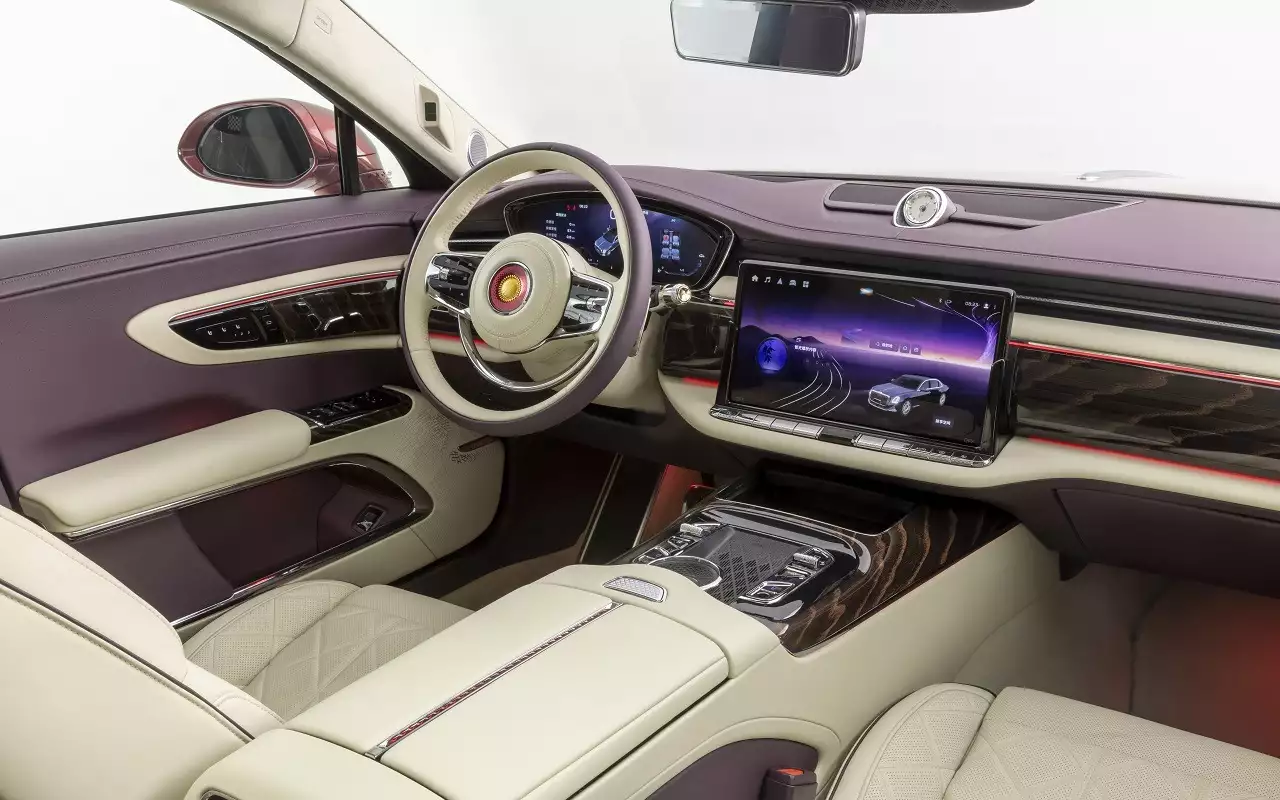 Интерьер Hongqi Guoya