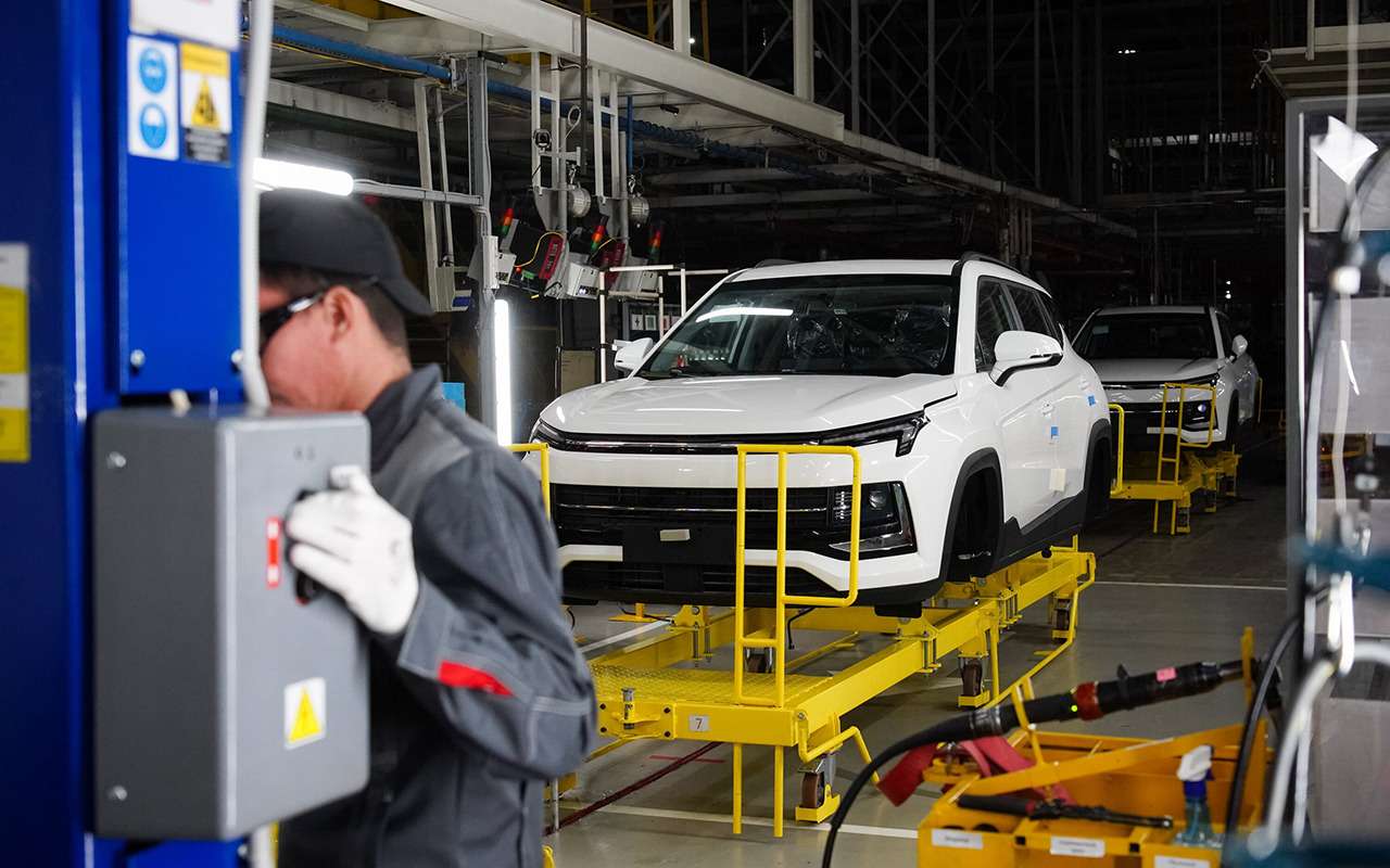 Три автозавода возобновили производство