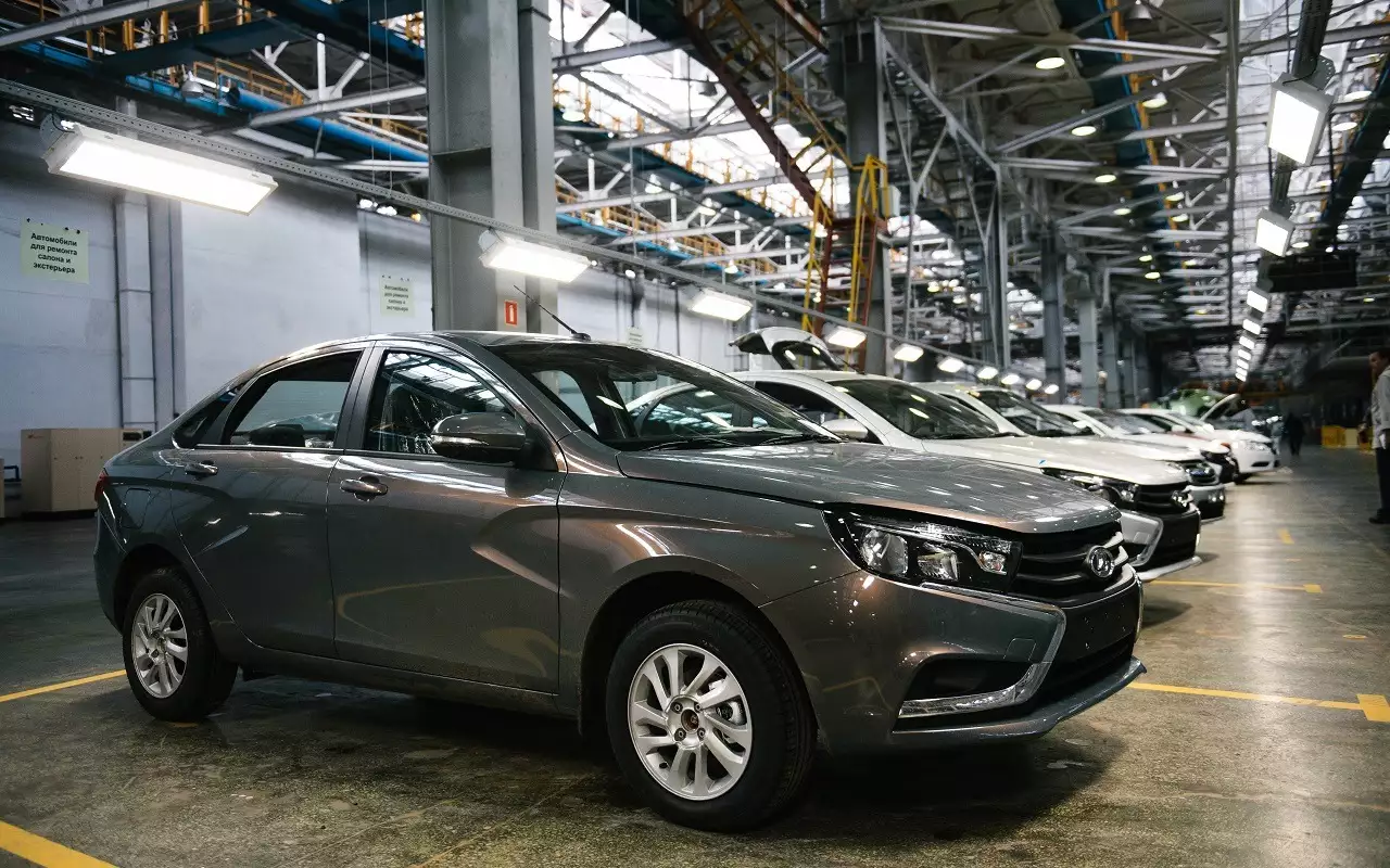 Предсерийные Весты на территории «Лада Ижевск», снимок от 2 сентября 2015 года