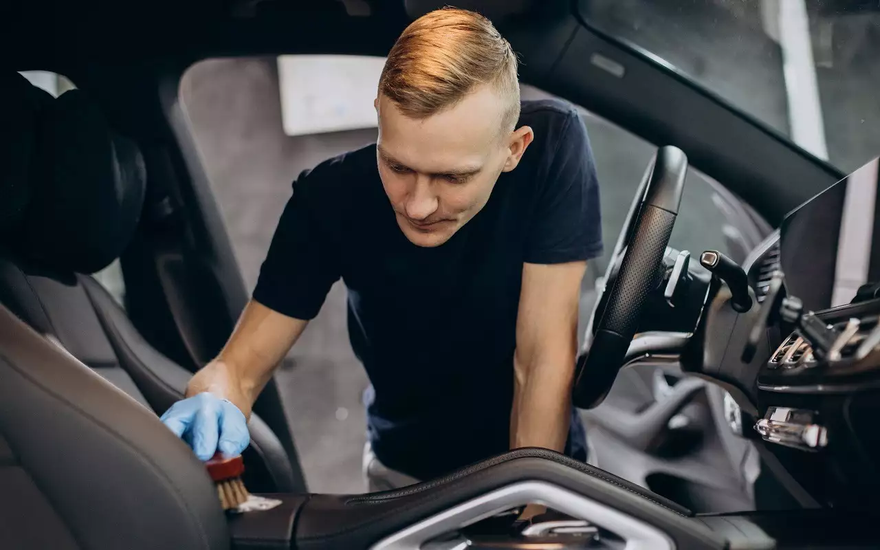 Почему нужно побыстрее убрать следы реагентов в салоне: ответ эксперта