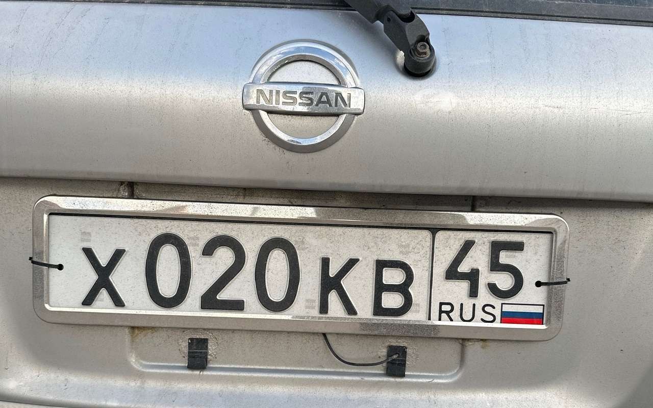 Приладить обычный номерной знак на квадратное место установки — можно или нет