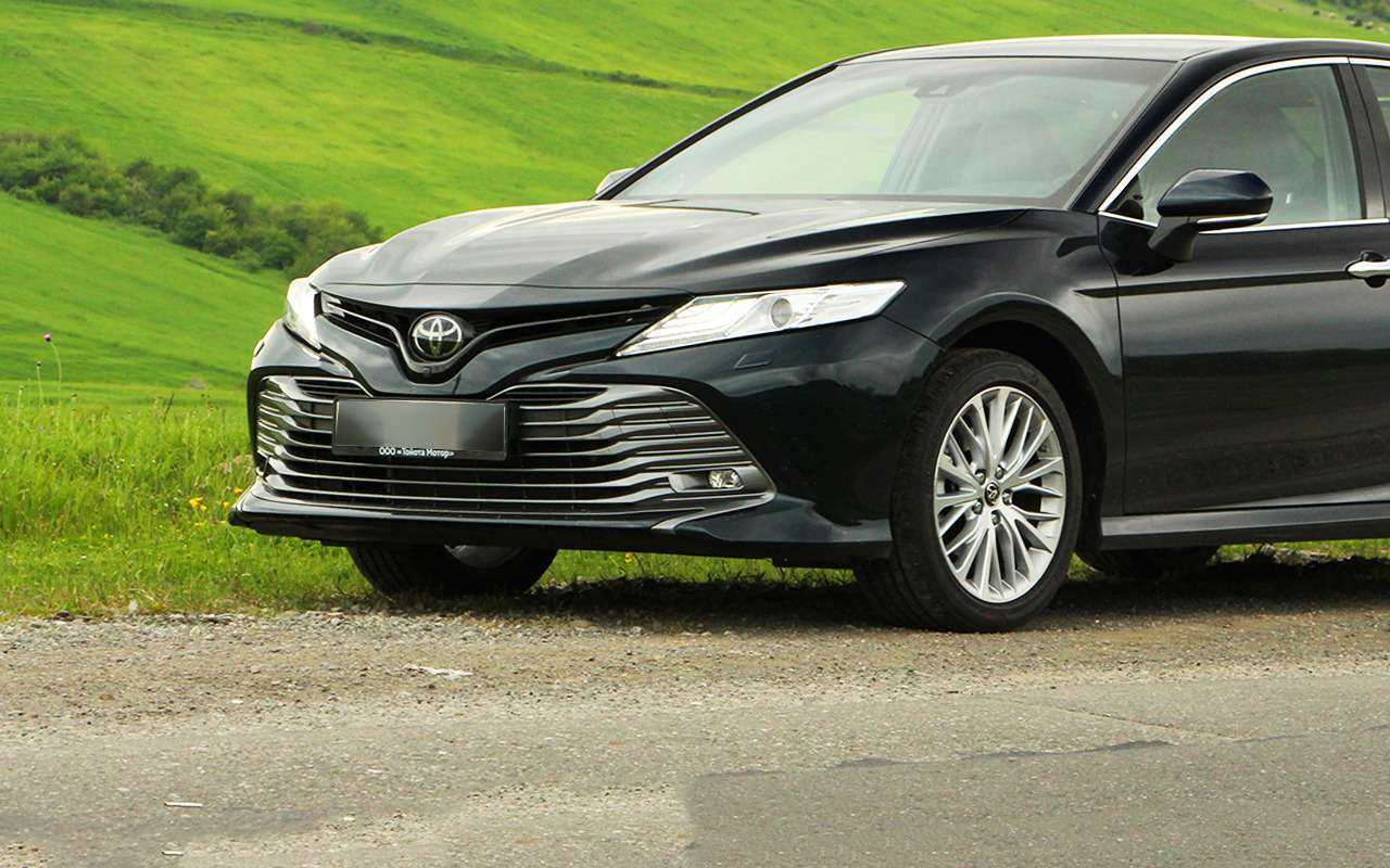 56 новых государственных Toyota Camry спрятали в лесу. На них никто не ездит