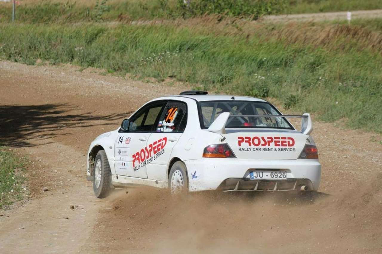 Автомобиль экипажа Станислава Травникова / Никиты Гергеля.