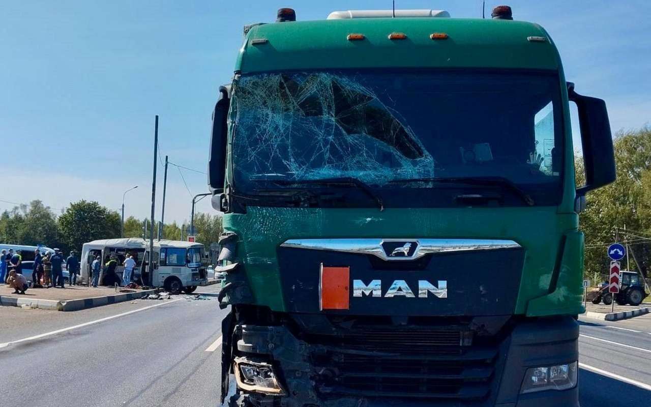 Водителю грозит до 12 лет: подробности ДТП с фурой и пассажирским автобусом