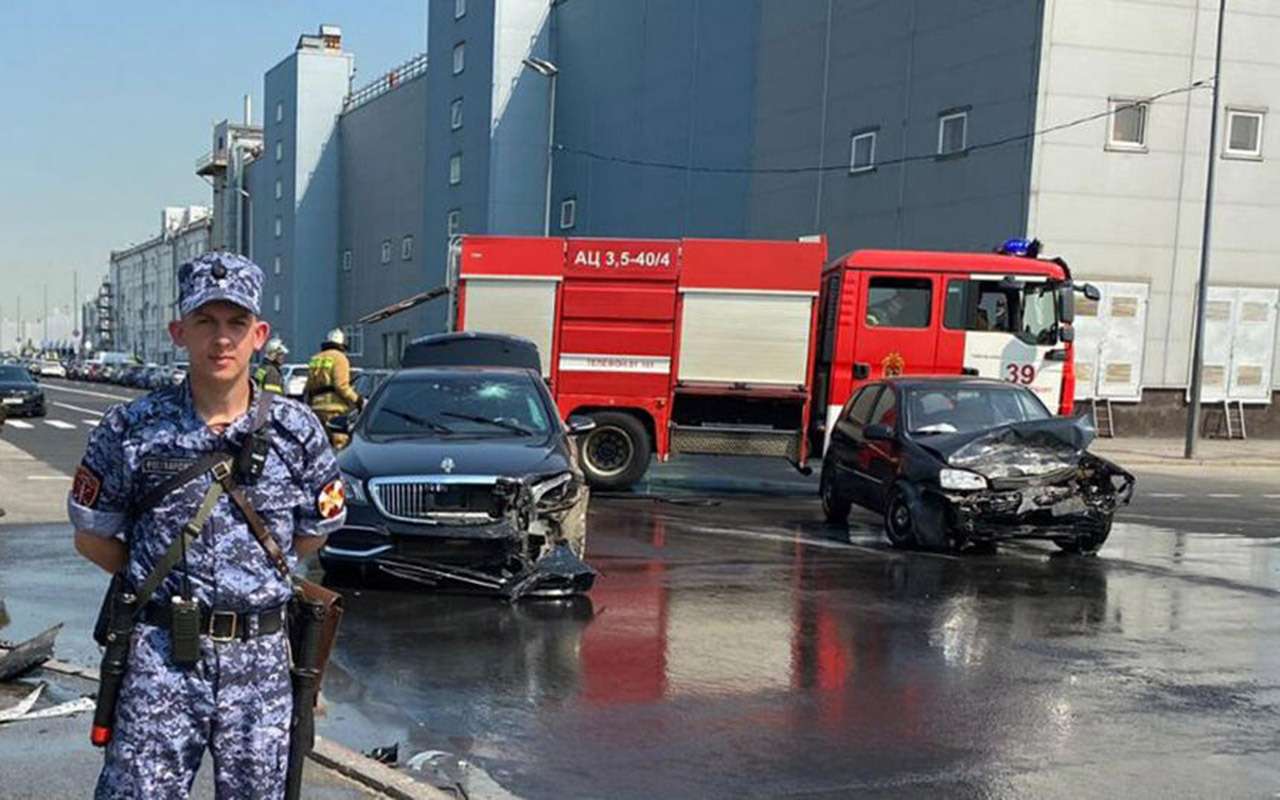 Страшный сон автомобилиста: Maybach и Lada Kalina столкнулись лоб в лоб