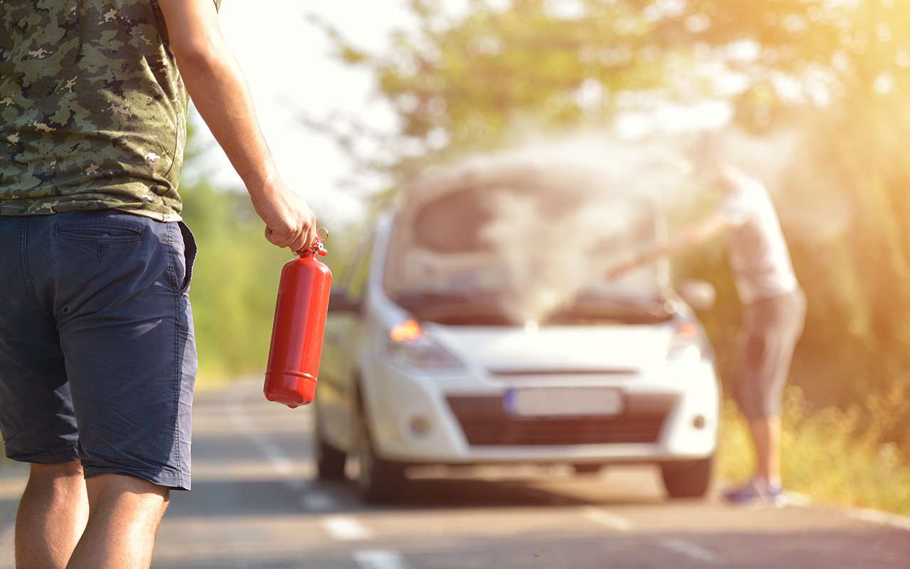 Загорелась машина? Вот как правильно действовать