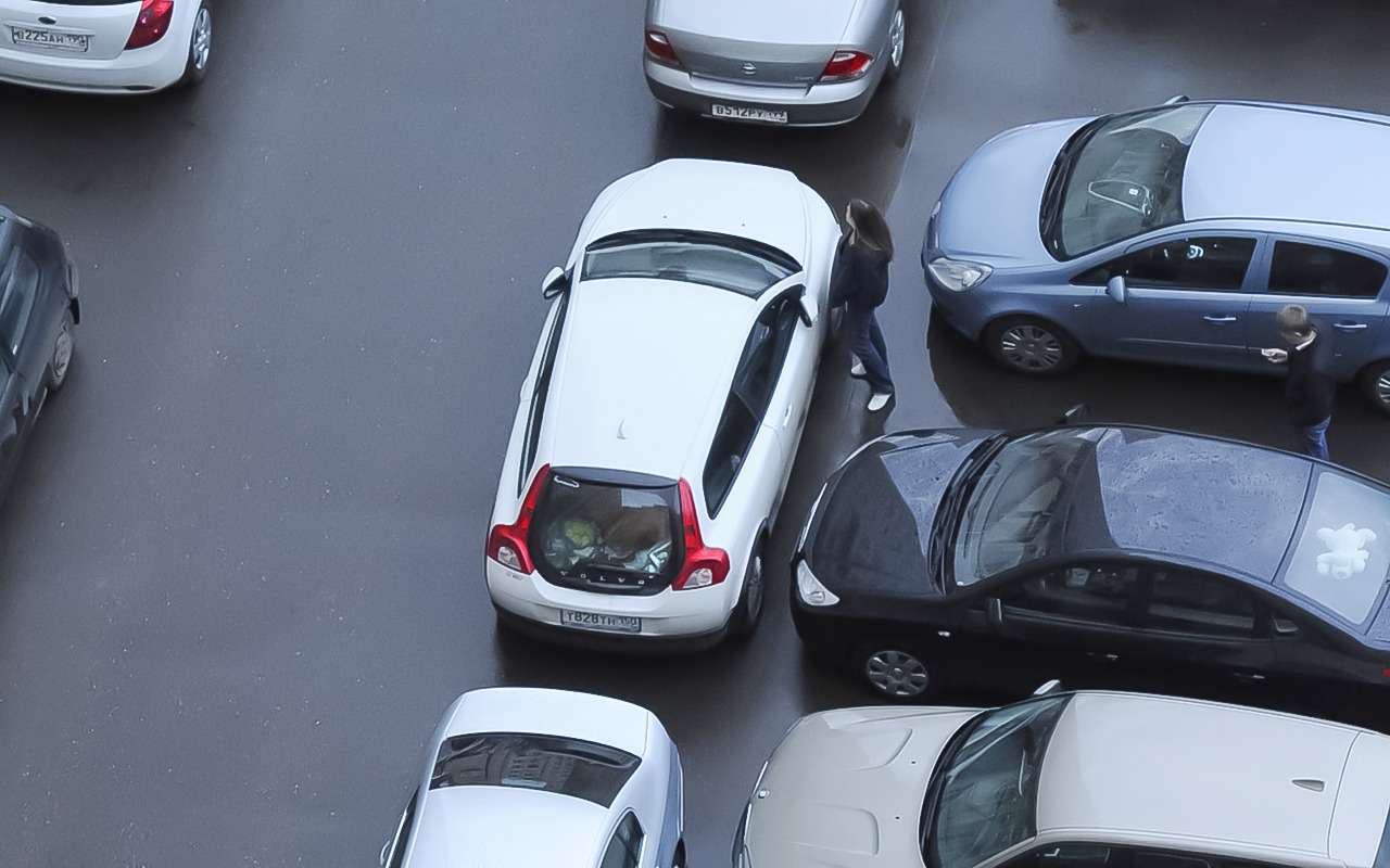 Заперли на парковке? Вот как уехать быстро и без потерь