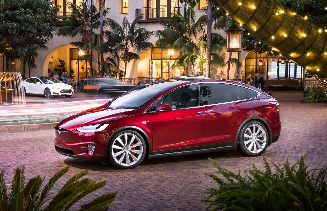 Tesla Model X подвела галерка – объявлен отзыв