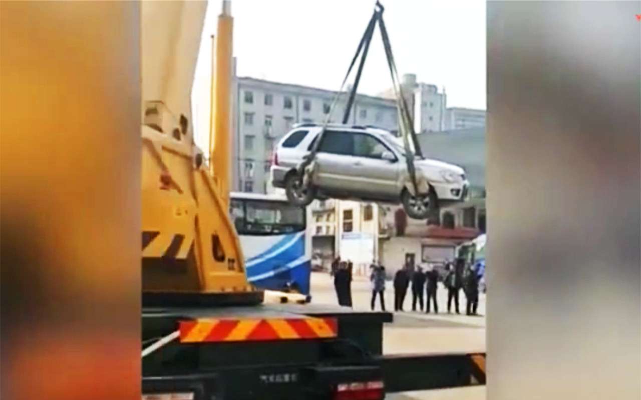 Можем повторить: в Китае опять забросили на крышу машину нарушителя