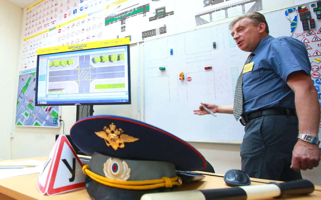 Водителей научат обходиться без гаишников и правильно нажимать экстренную кнопку