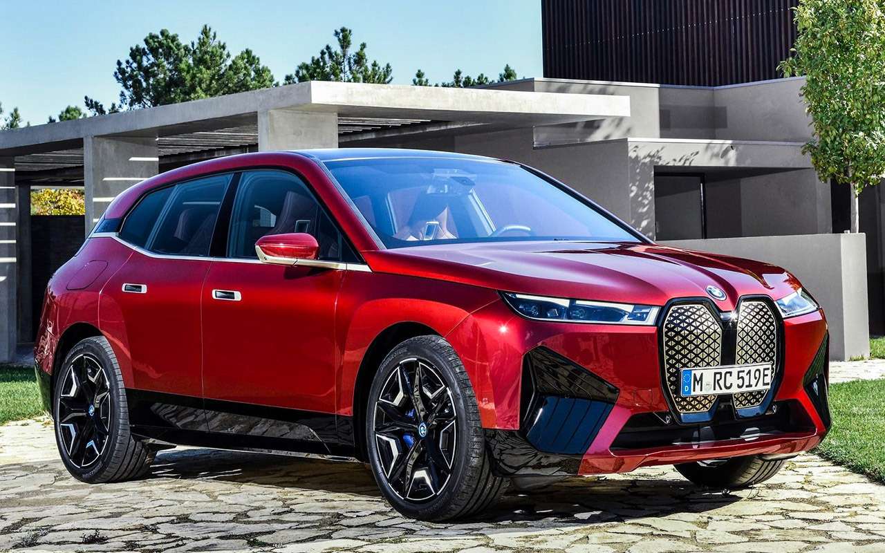 В BMW уверены, что огромные ноздри – это круто. Вот и концепт iX при них. Он встанет на конвейер к концу года. Представленный ранее BMW iX3 вырос на платформе, созданной под ДВС, а вот iX должен положить начало оригинальной электрической архитектуре.