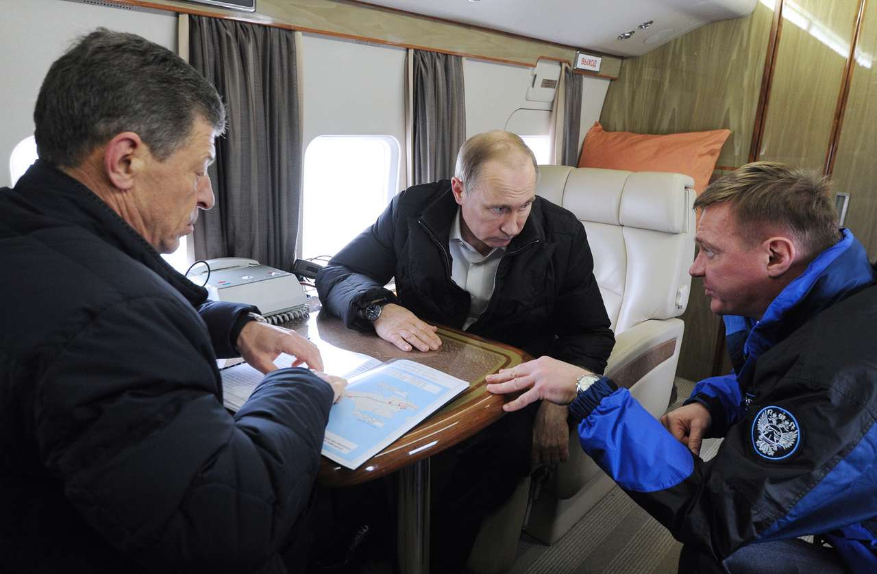  Рабочая поездка президента РФ В.Путина в Крымский федеральный округ. С вице-премьером РФ Дмитрием Козаком и главой Росавтодора Романом Старовойтом. Фото: Михаил Климентьев/ТАСС