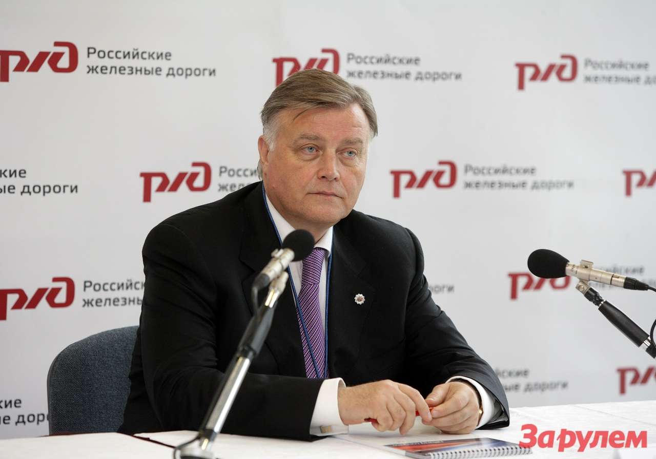 Кортеж главы РЖД протаранил Жигули