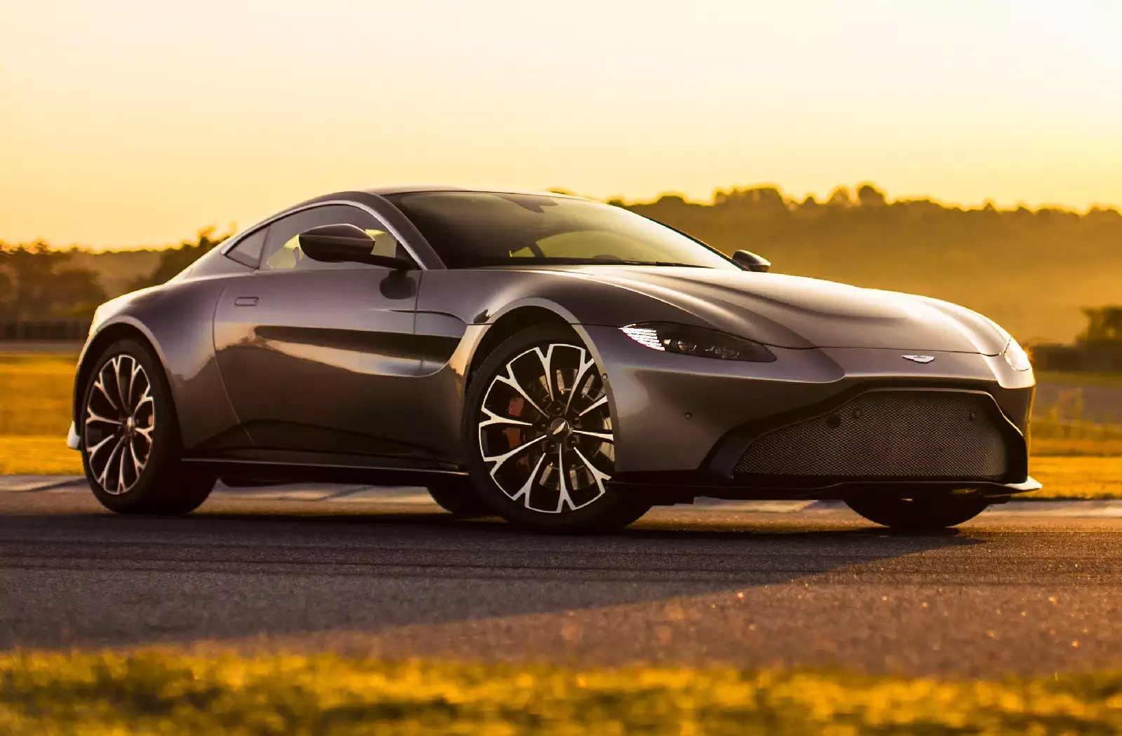 Aston martin фото