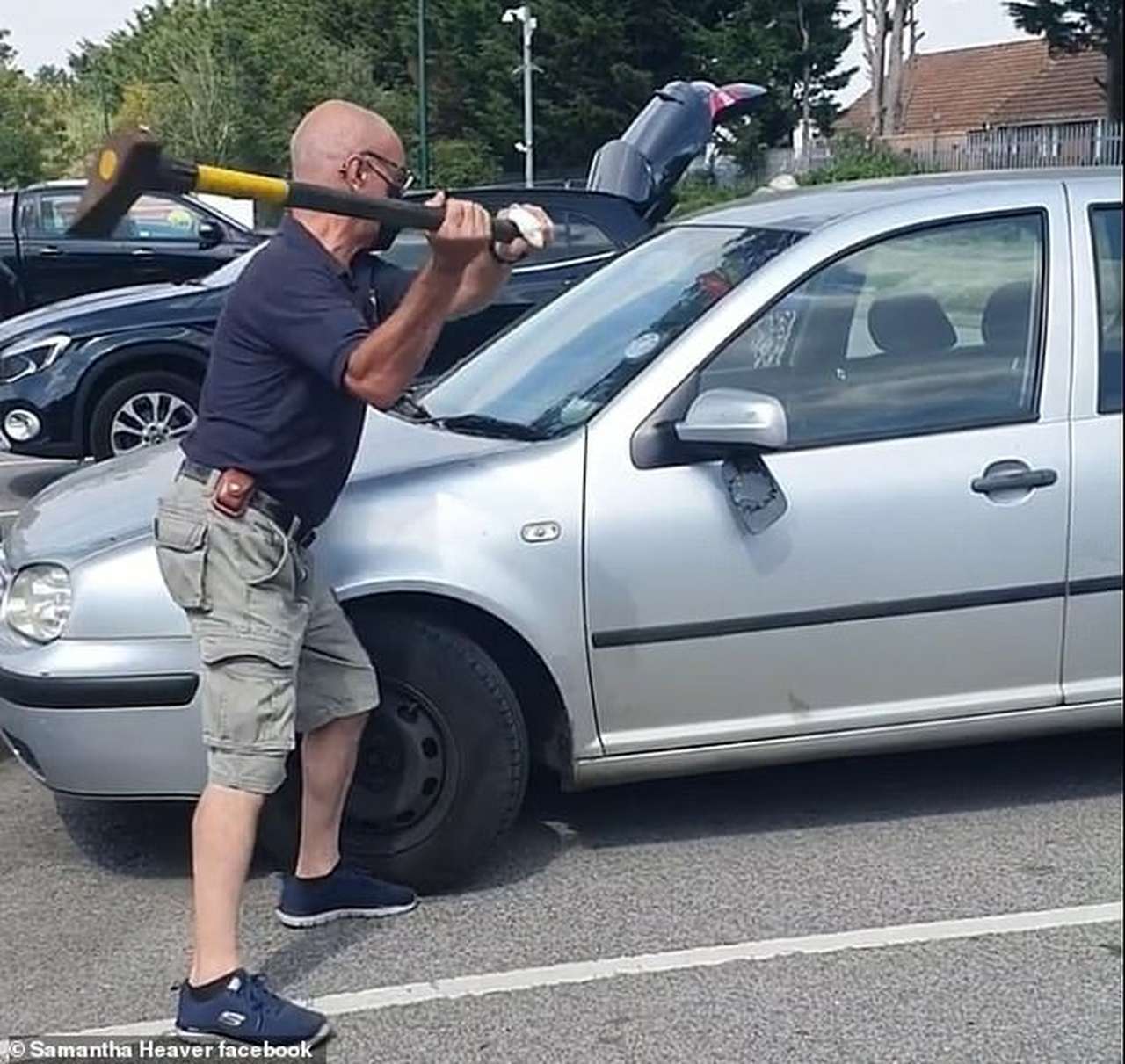 Прохожий с топором: пса спасают из запертого Гольфа (видео)